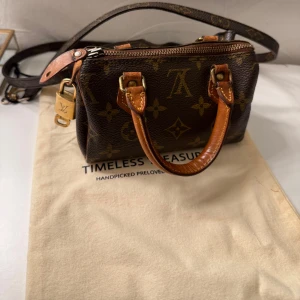 Louis Vuitton Monogram handväska - Säljer min underbara Louis Vuitton nano speedy monogram en eftertraktad modell. Väskan köptes på Vestiaire Collective för 12000kr och är en riktig vintagepärla. Väskan har två handtag, avtagbar axelrem och dragkedja upptill. Tveka inte att höra av er vid vidare frågor. Fintskick har använts 2 gånger sen den köptes väldigt sparsamt använd! 🥰 kan även mötas upp.