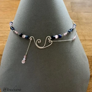”Janthinidae” - Handgjort halsband i silverpläterade länkar och kedjor med ett centralsmycke i nontarnish-behandlad koppartråd. Längs halsbandet löper rosa glaspärlor med sk cat’s eye-effekt, frostade sodalitpärlor, bicones från Preciosa och tjeckiska firepolish i glas. Färgtemat är inspirerat av ”Janthinidae”, en familj av snäckor🐚