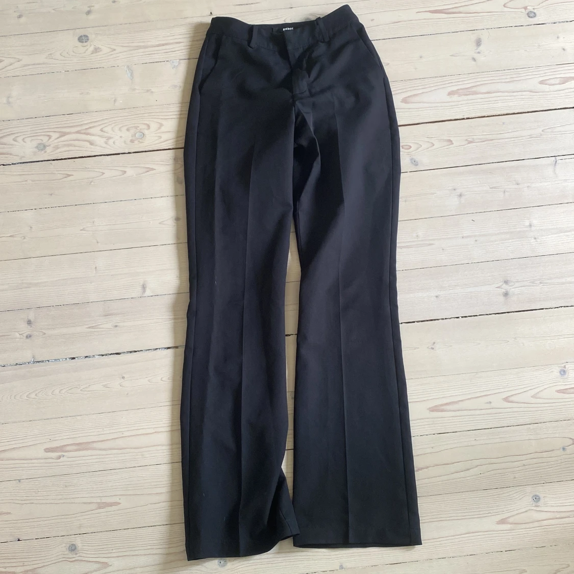 Svarta bootcut kostymbyxor BikBok