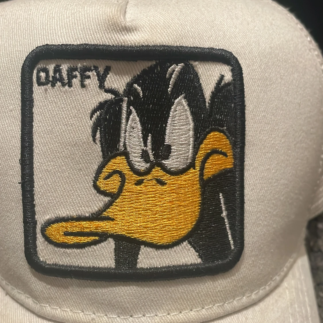 Vit Daffy Duck keps med mesh - 4