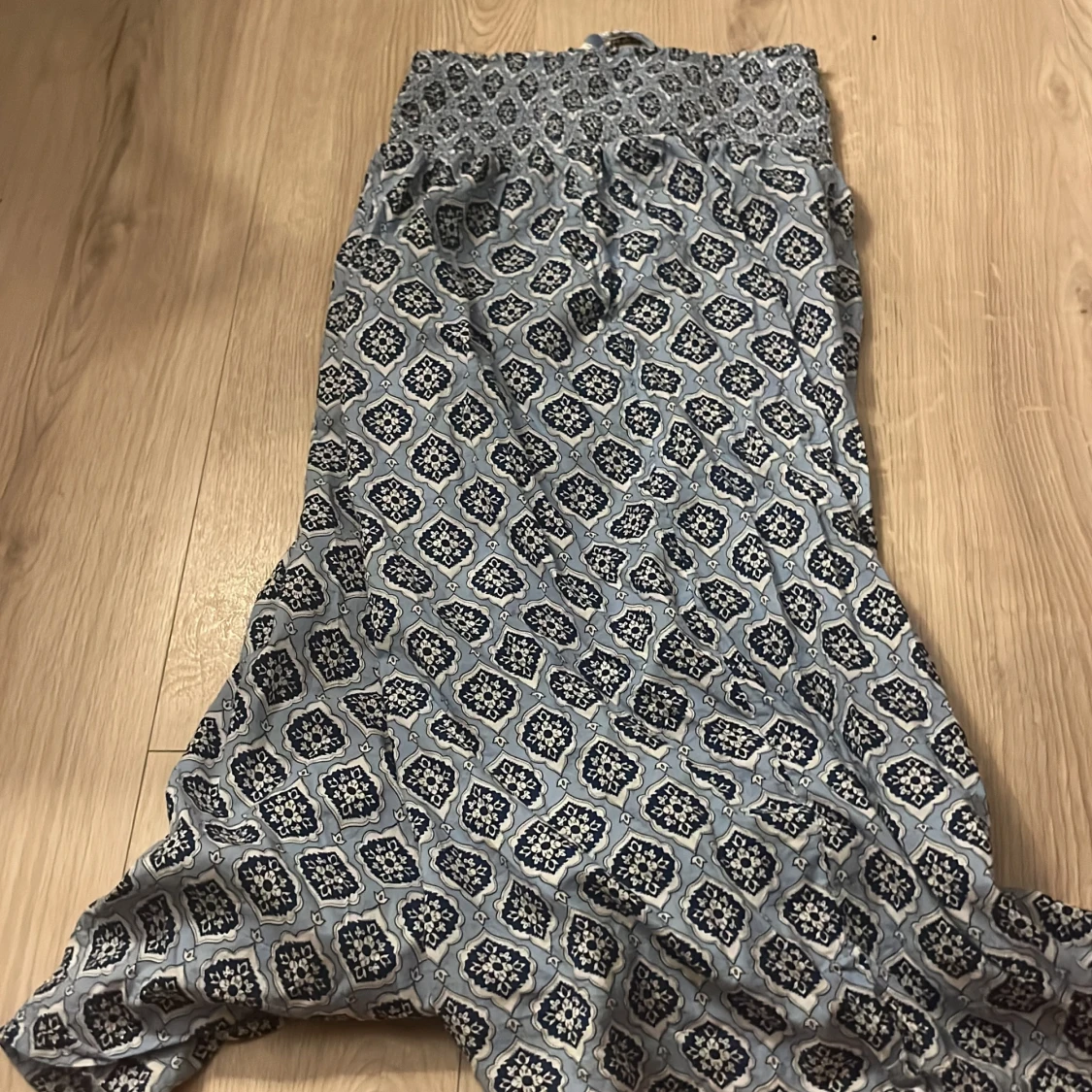 Blå långkjol med mönster och snörning - 1