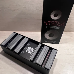 Hitster - Musikspel  - Hitster är ett musikspel, Perfekt för musikälskare som vill utmana sina vänner och testa sina kunskaper om låtar och årtal. Ett roligt spel för ungdomar och vuxna. Pris i butik: 350kr 