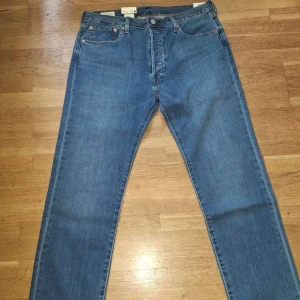 Levi's 501 Original blå jeans W34 L32 - Klassiska Levi's 501 Original jeans i blå denim med raka ben och normal passform.  Helt nya. Pris kan diskuteras 
