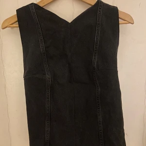 Jeanstopp med snörning - Cool svart topp som jag har sytt om från ett par jeans. V-ringad hals och öppen rygg. Skriv för fler bilder! 💕 Obs: läs beskrivningen