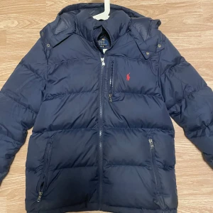 Ralph Lauren Jacka bra skick knappt använd, kvitto ingår och ny pris på denna jacka är 3295 sek! - En mörk blå Ralph Lauren jacka i storlek 14-16 kvitto ingår givetvis, bra skick super snygg och bra pris! köpt från kidsbrandstore.