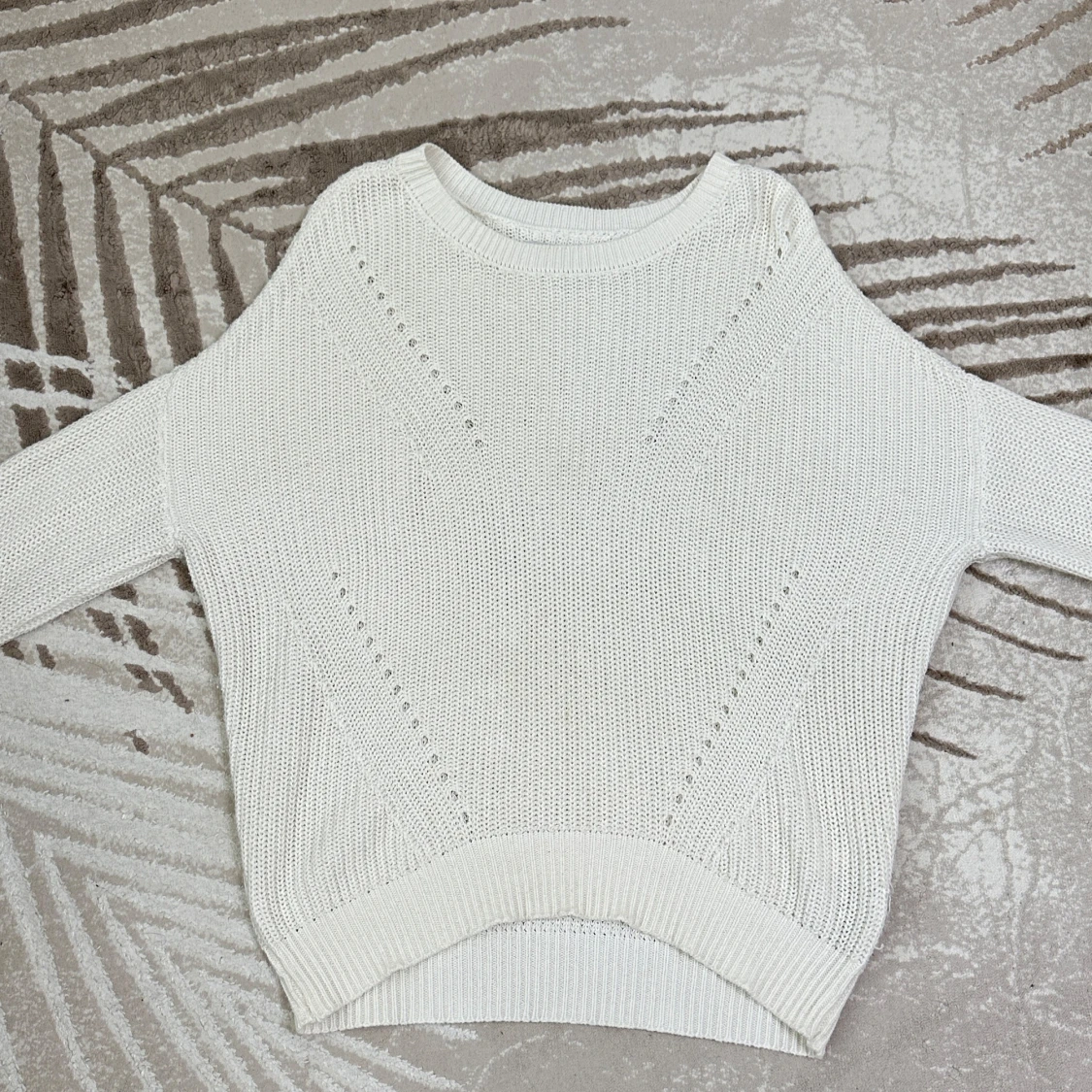 Vit stickad tröja med volangärmar
