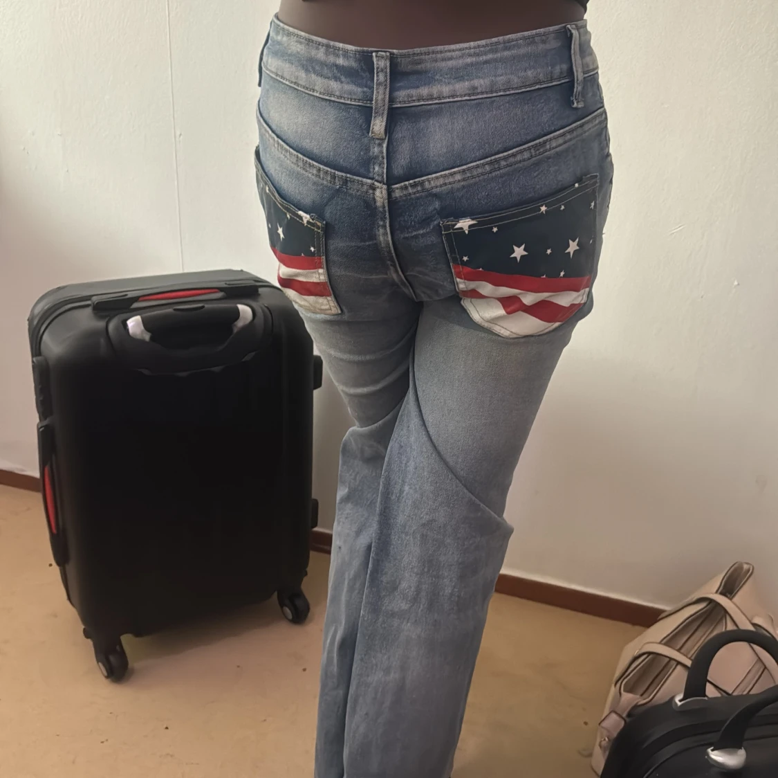 Blå jeans med USA-flagga på bakfickor( low waist)  - 4