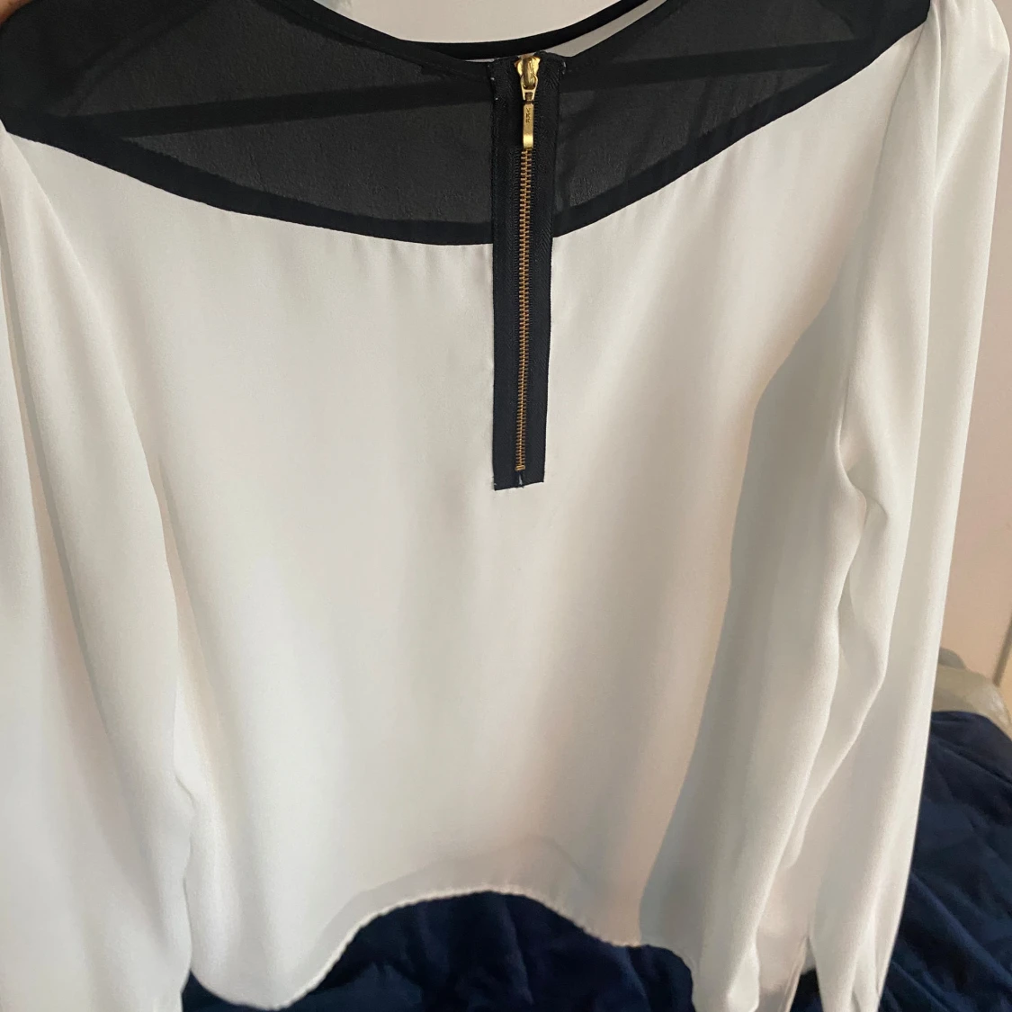 Vit blus med svarta detaljer och dragkedja - 1