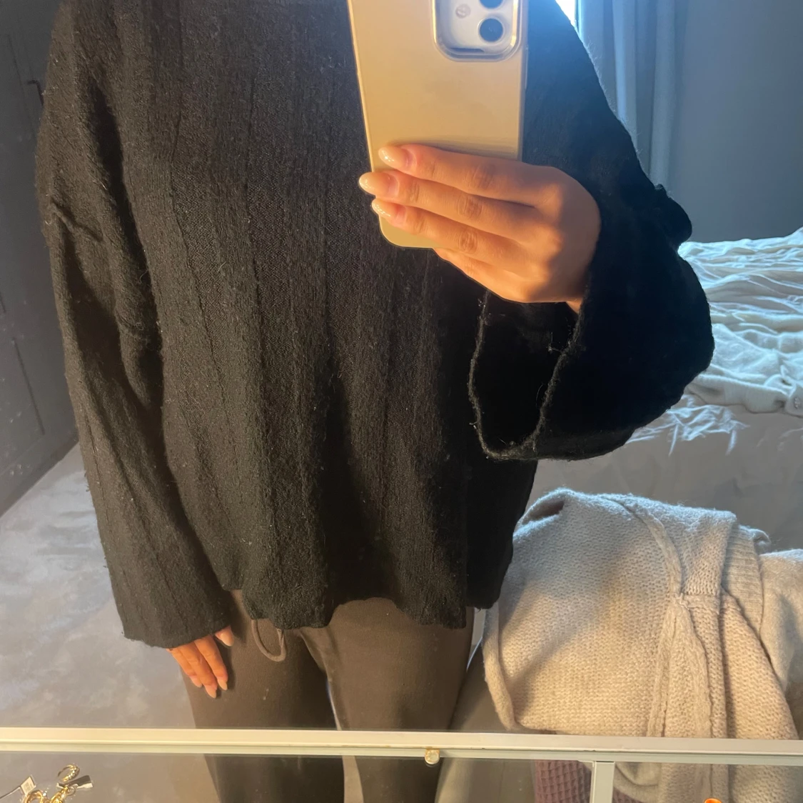 Svart stickad tröja från Gina Tricot