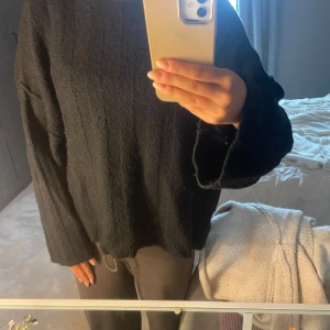 Svart stickad tröja från Gina Tricot - Svart stickad från Gina i bra skick strl S💕💕