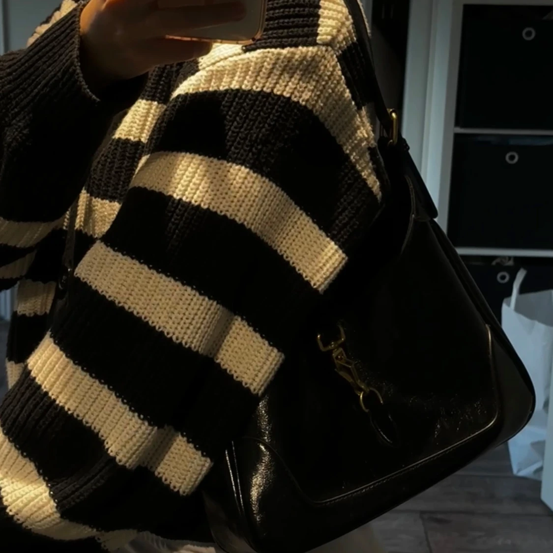 Svart axelväska i skinn med gulddetalj - 1