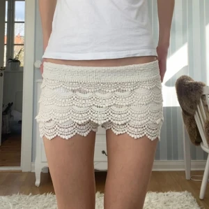 Vita spets shorts - Så snygga cremevita spetsshorts!! Så fina och användbara nu till sommaren☀️Har vikt ner midjan men den är uppvikt på näst sista bilden☺️Ingen storlek står men skulle uppskatta den till xs/s.  Midjemått: 31,5-45cm (väldigt stretchiga) 