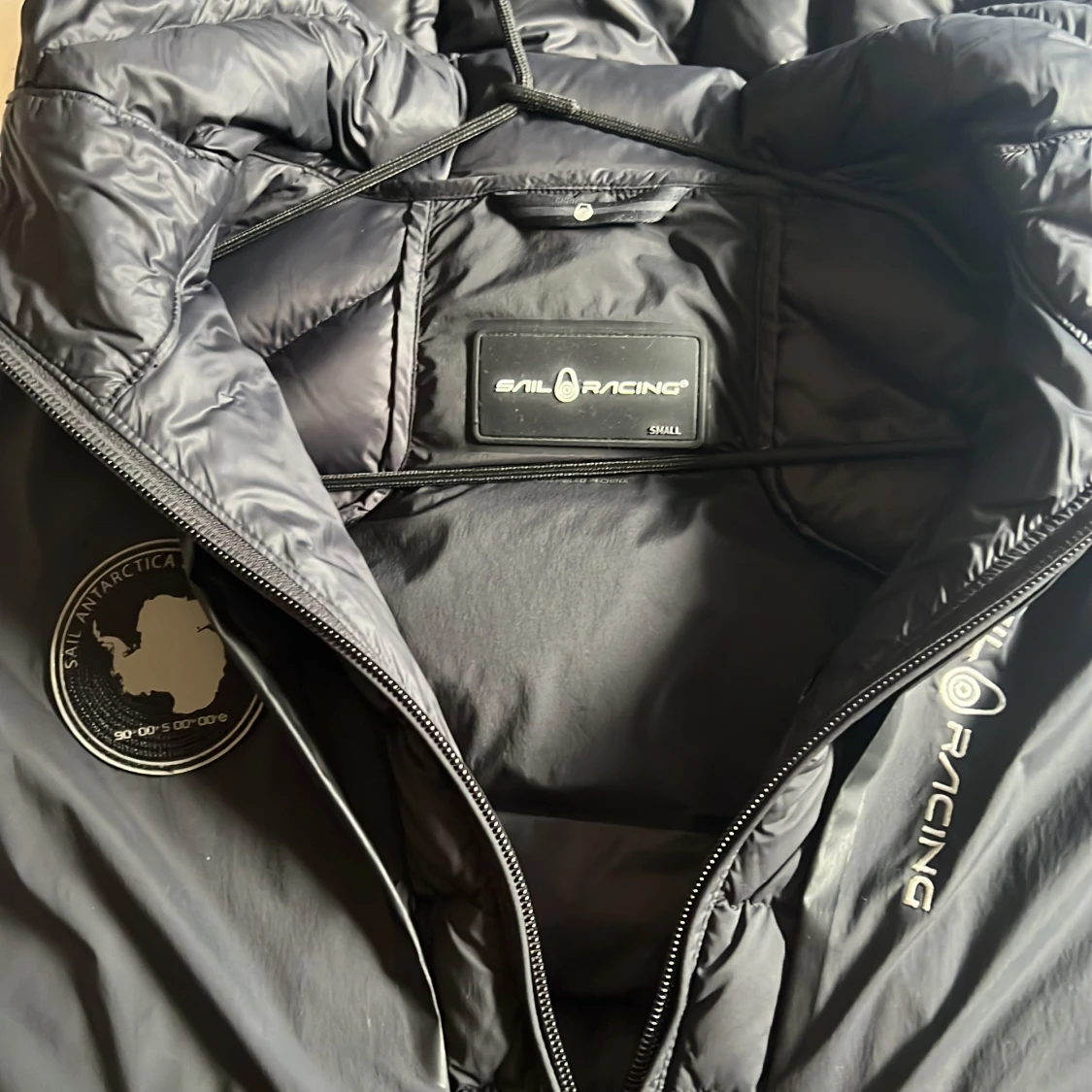 Svart dunväst Sail Racing med huva - 2
