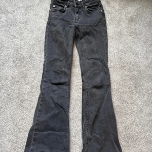 Svarta bootcut jeans från lager 157 - Snygga svarta jeans från lager 157 med bootcut-modell och låg midja. i storlek xxs men är lite större i storleken så säger nog mer en xs