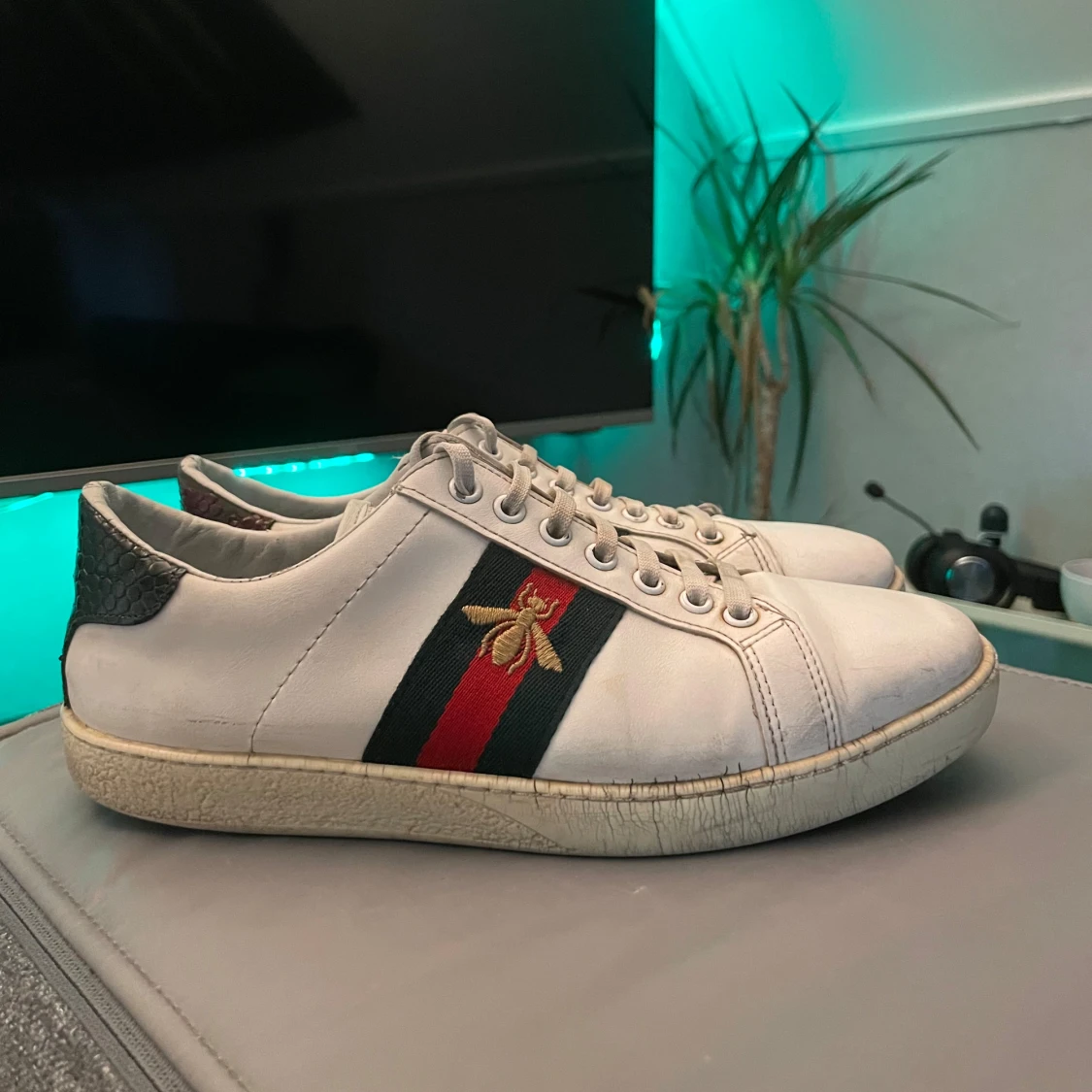 Gucci Ace vita sneakers med bi-detalj