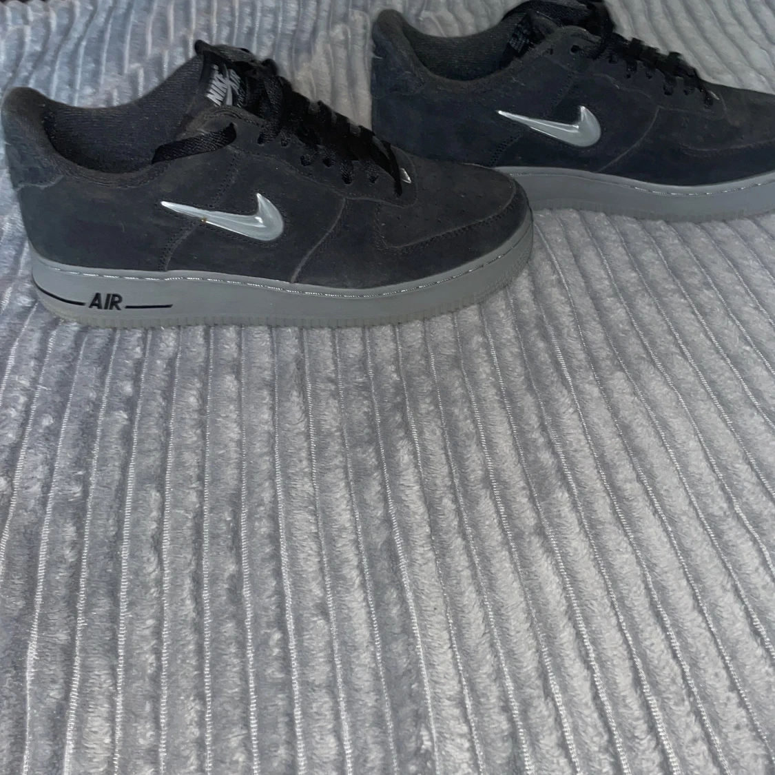 Nike Air Force 1 i svart mocka - 1
