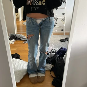 Ljusblå lowwaist jeans  - midjemått:34cm innrebenslängd:83cm! Säljer dessa jätte fina jeans som är omsydda till lågmidjat som man jag se på sista bilden! jätte fint skick och knappt använda då det är försmå i midjan. Jag är 165cm💞