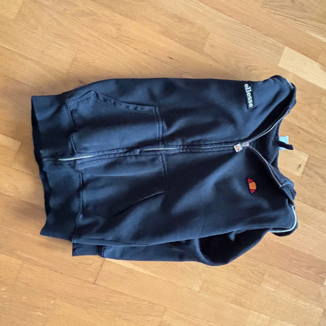 Svart Ellesse hoodie med dragkedja