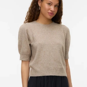 Puffärmad tröja - En brun/beige tröja med puffärmar. Aldrig använd och kommer nog aldrig komma till användning här hemma.