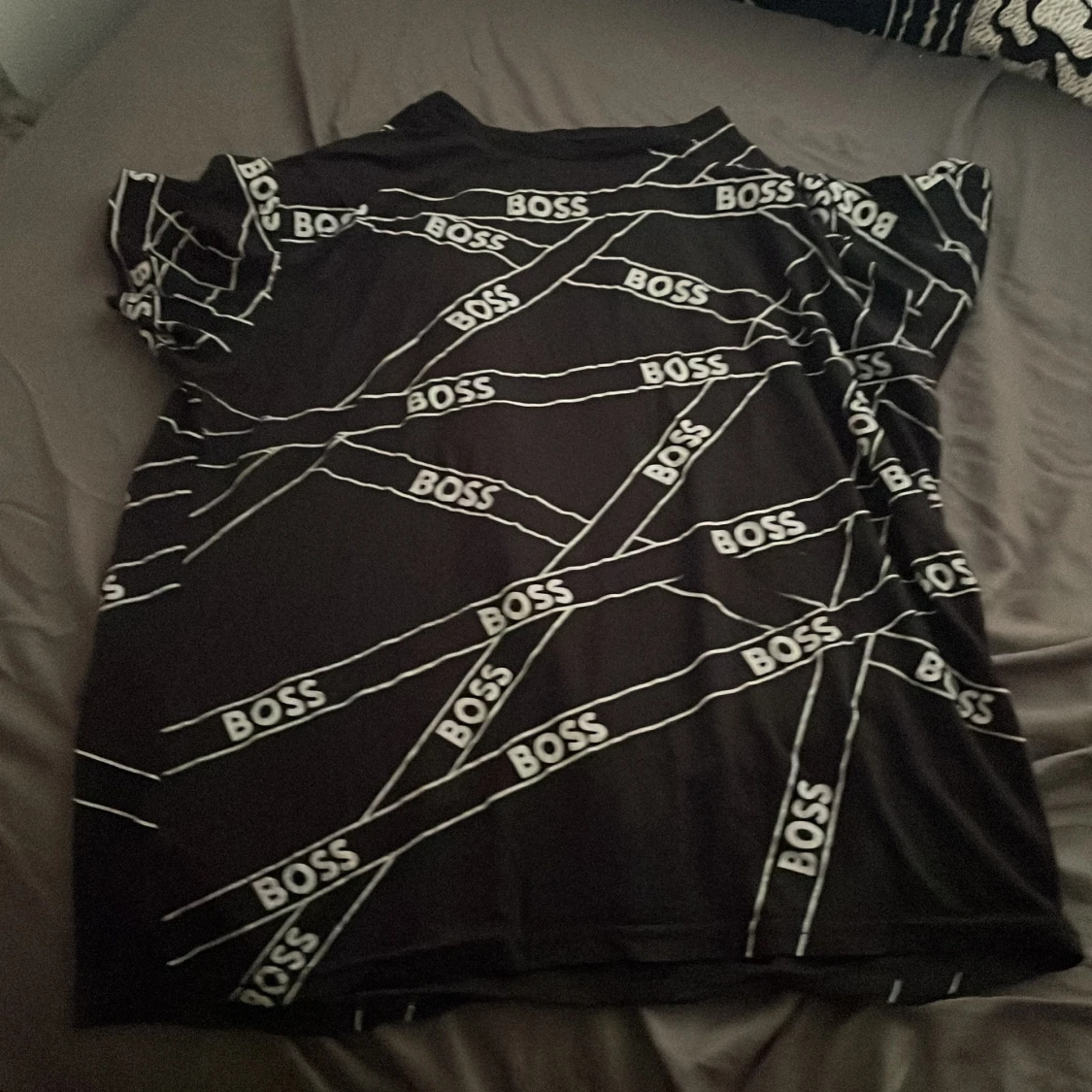 Svart BOSS t-shirt med logomönster