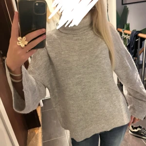 Grå stickad tröja - Myig stickad polo tröja med vida armar från bikbok💕den är inte nopprig och håller dig varm💕 säljer för att jag sparar pengar för tillfället!💕