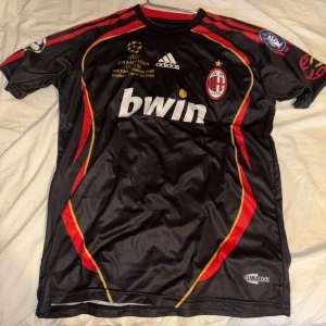 AC Milan Kaka Champions League tröja - Säljer en svart AC Milan fotbollströja från Adidas med Kaka och nummer 22 på ryggen. Champions League-final 2007. 500kr skulle kunna gå ner lite. storlek s men skulle passa xs också!