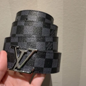 Svart bälte - Helt oanvänt. skriv för frågor! fler storlekar och färger i profilen!! 