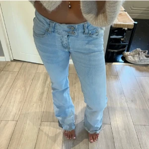 Ljusblå bootcut jeans med låg midja - Lågmidjade jeans ifrån lager 157❣️