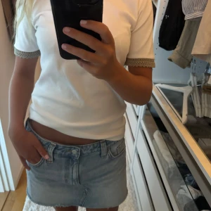 Vit t- shirt från zara - En super fin t-shirt som passar till allt. Med en extra guldkant längst armarna. Är i storlek L men passar super på mig som vanligtvis bär xs/s 