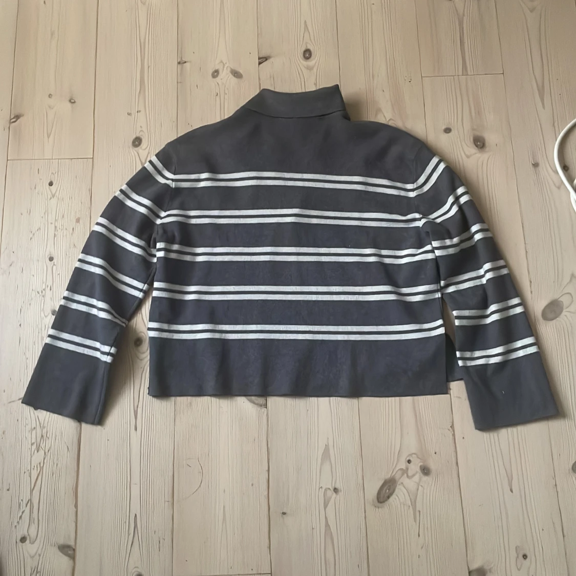 Randig grå tröja från Aware - 3