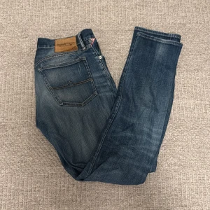 Blå skinny jeans från Ralph Lauren - Säljer ett par blå Denim & Supply Ralph Lauren jeans i modellen Low Skinny. Jeansen har klassisk femficksdesign, snygga slitningar och smal passform. Tillverkade i bomull med en schysst tvättad look och läderpatch bak i midjan.