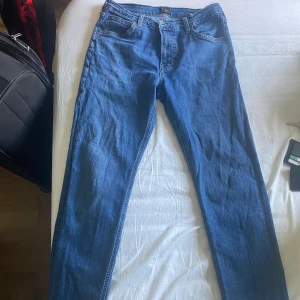 Jeans från LEE, herr - Herrjeans från LEE i strl W31 L32. Mörkblå färg (lite mörkare än på bilderna) och använda ett fåtal gånger, inga defekter och ser som nya ut