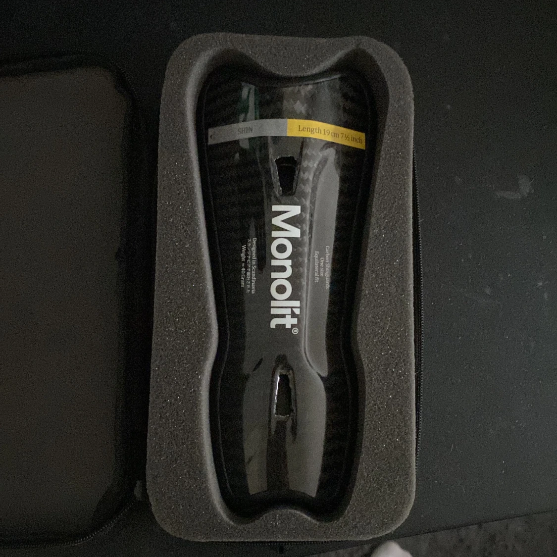 Monolit benskydd i kolfiber