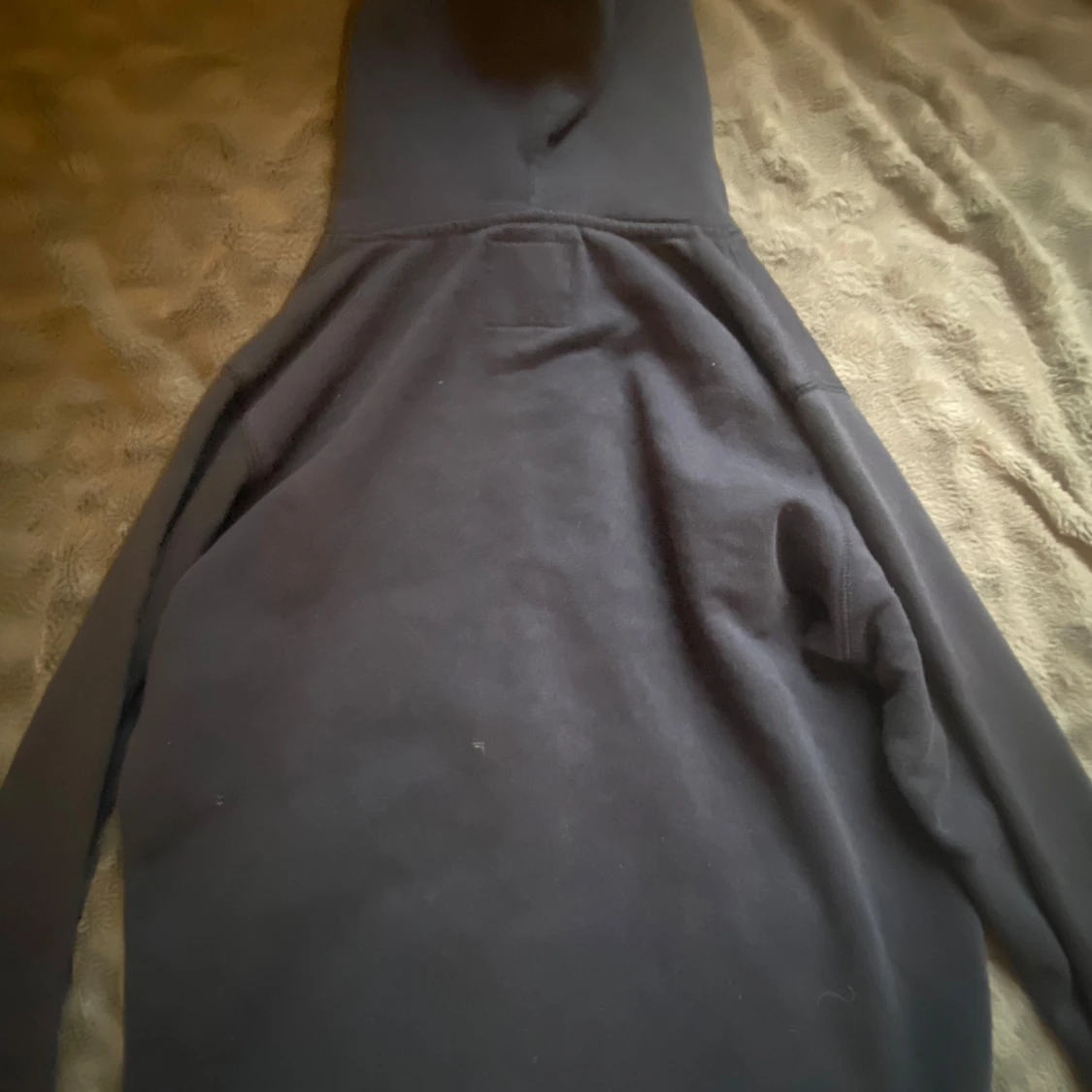 Mörkblå hoodie med huva och ficka - 1