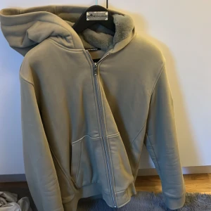 Grön hoodie från Moose Knuckles XXL - Säljer en grön hoodie från Moose Knuckles i storlek XXL. Tröjan har mjukt foder, dragkedja framtill, huva och två fickor. På ärmen sitter en snygg logotyp i metall. Perfekt för kyliga dagar när du vill vara både varm och stilren. Det är xxl i ”barn” storlek, men jag är 175 cm lång sitter perfekt. 