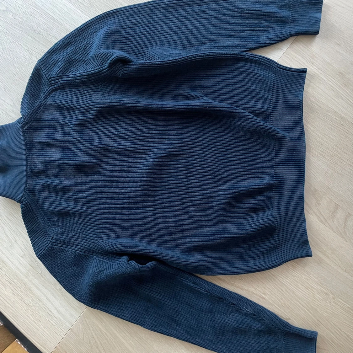 Marinblå stickad half zip från Zara - 1