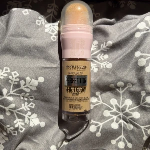 Maybelline Perfector 4-in-1 Glow - Maybelline Instant Anti-Age Perfector 4-in-1 Glow i nyansen 00 Fair Light. Bara testad en gång på ren hand. Denna multifunktionella produkt funkar som primer, concealer, highlighter och BB-cream. Kommer i en praktisk flaska med inbyggd svampapplikator och rosa lock.