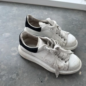 Alexander mcqeen skor  - Så snygga skor som tyvärr inte kommer till användning. Serienumret finns i skon och de är i relativt bra skick men absolut nötta men inte trasiga på något sätt 💕