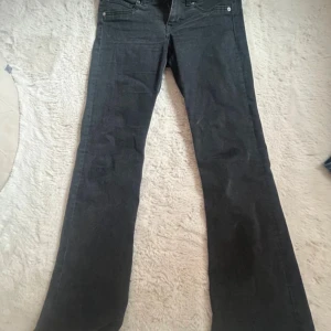 Svarta bootcut jeans - Snygga svarta jeans med bootcut passform och klassisk femficksdesign. Låg midja och de är i bra skick.