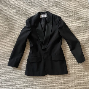 Viktor & Rolf x HM smokingjacka - Kavaj/smokingjacka från Viktor & Rolfs samarbete med HM 🫶🏻 Den är figursydd så väldigt snygg passform på dam ❤️