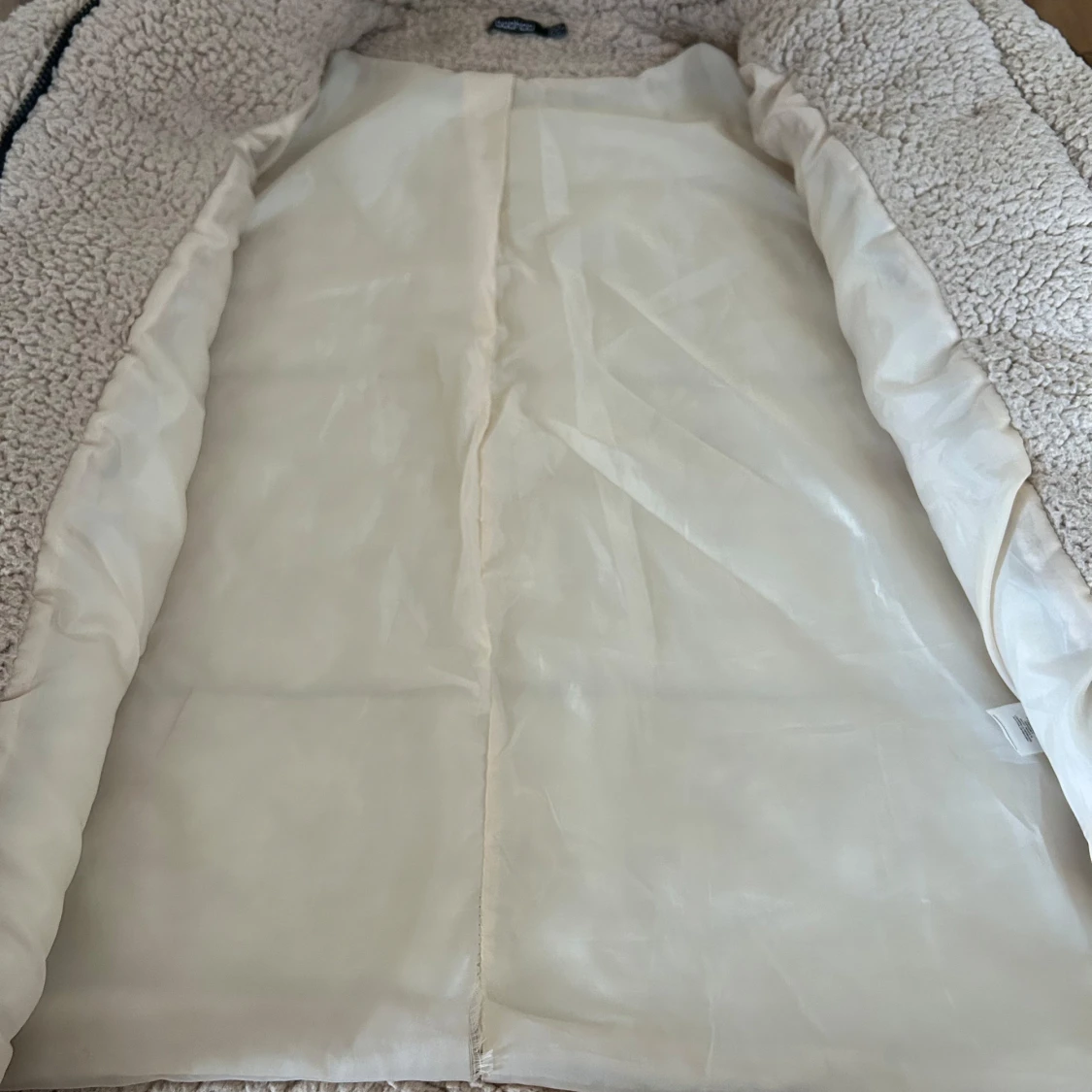 Beige teddyjacka från Boohoo - 2