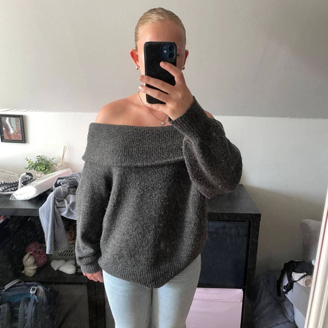 Mörkgrå offshoulder stickad tröja H&M