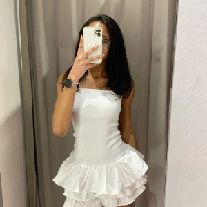 Vit klänning - Vit klänning med tajt passform, inga defekter 