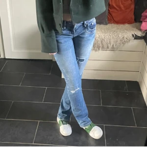 Blå bootcut jeans från LTB-Valerie - Snygga blå jeans från LTB med bootcut-modell och slitna detaljer på benen. Jeansen har klassisk femficksdesign, low waist och slutsålda överallt!! Nästan aldrig använda. Säljer då jag vill köpa ett par andra jeans. Modellen heter valerie i storlek 25/32, stretchiga och passar någon med 24 i midja också. 