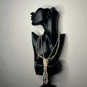 Tre matchande långa vintagehalsband med äkta skimrande sötvattenspärlor i vitt, creme & aprikos Retro 70-tal 80-tal Toppskick  - Tre matchande halsband med äkta sötvattenspärlor i mjuka nyanser av vitt, kräm och lätt aprikos. Pärlorna är oregelbundna med naturligt vacker lyster. Varje halsband är ca 90 cm långt och kan bäras på flera sätt – enkelt, dubbelt, knutet eller tvinnat. Mycket fint vintageskick.  Ett vackert auktionsfynd tillsammans med andra smycken från 70- och 80-talet. Perfekt för dig som uppskattar vintage och klassisk elegans.  Prutning accepteras inte, men jag erbjuder rabatt vid köp av flera saker.