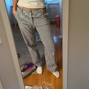 Randiga byxor  - Snygga randiga byxor från Nelly med rak passform. De är i storlek 42, hör av dig vid frågor🤍🤍