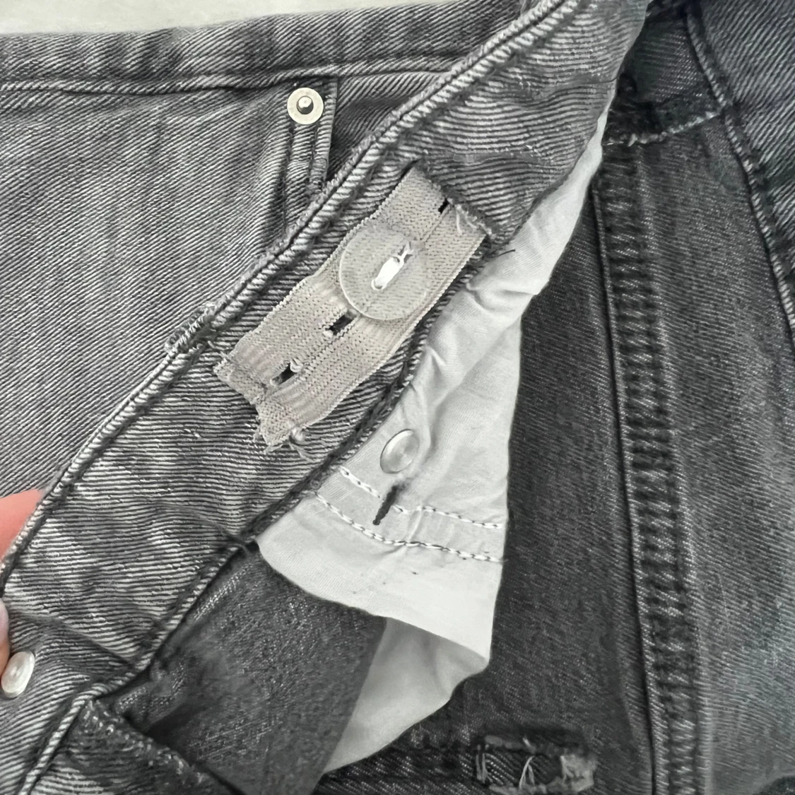 Grå bootcut, lowwaist jeans från  - 4