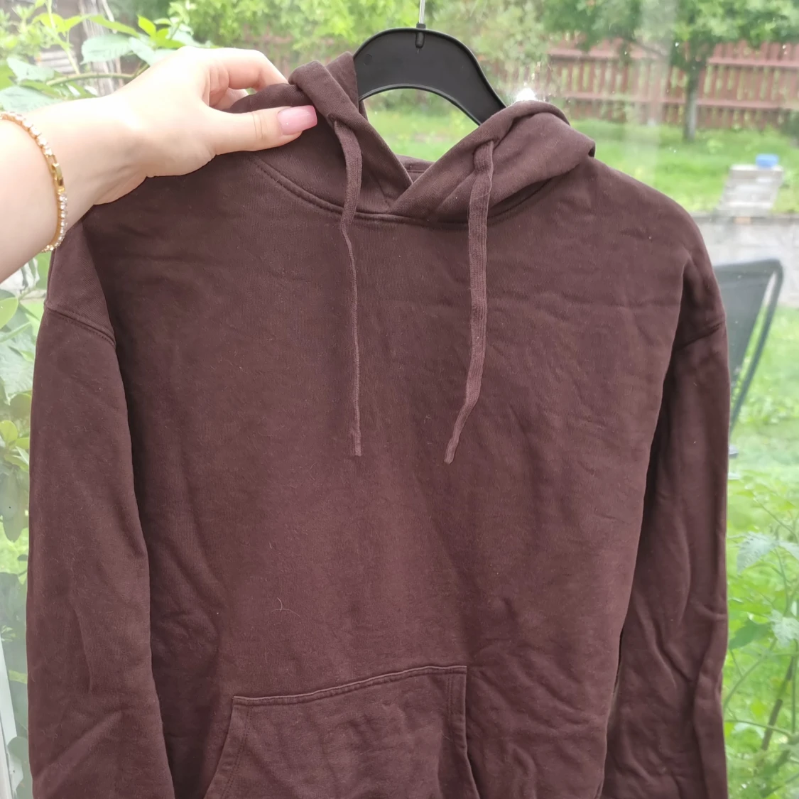 Brun hoodie med huva och ficka