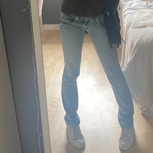 Pepe jeans Venus! - Säljer mina jätte fina Pepe jeans, köpte dom i somras och jeansen är i super bra skick. Färgen är blå aktig! Säljer pga vill köpa andra jeans  