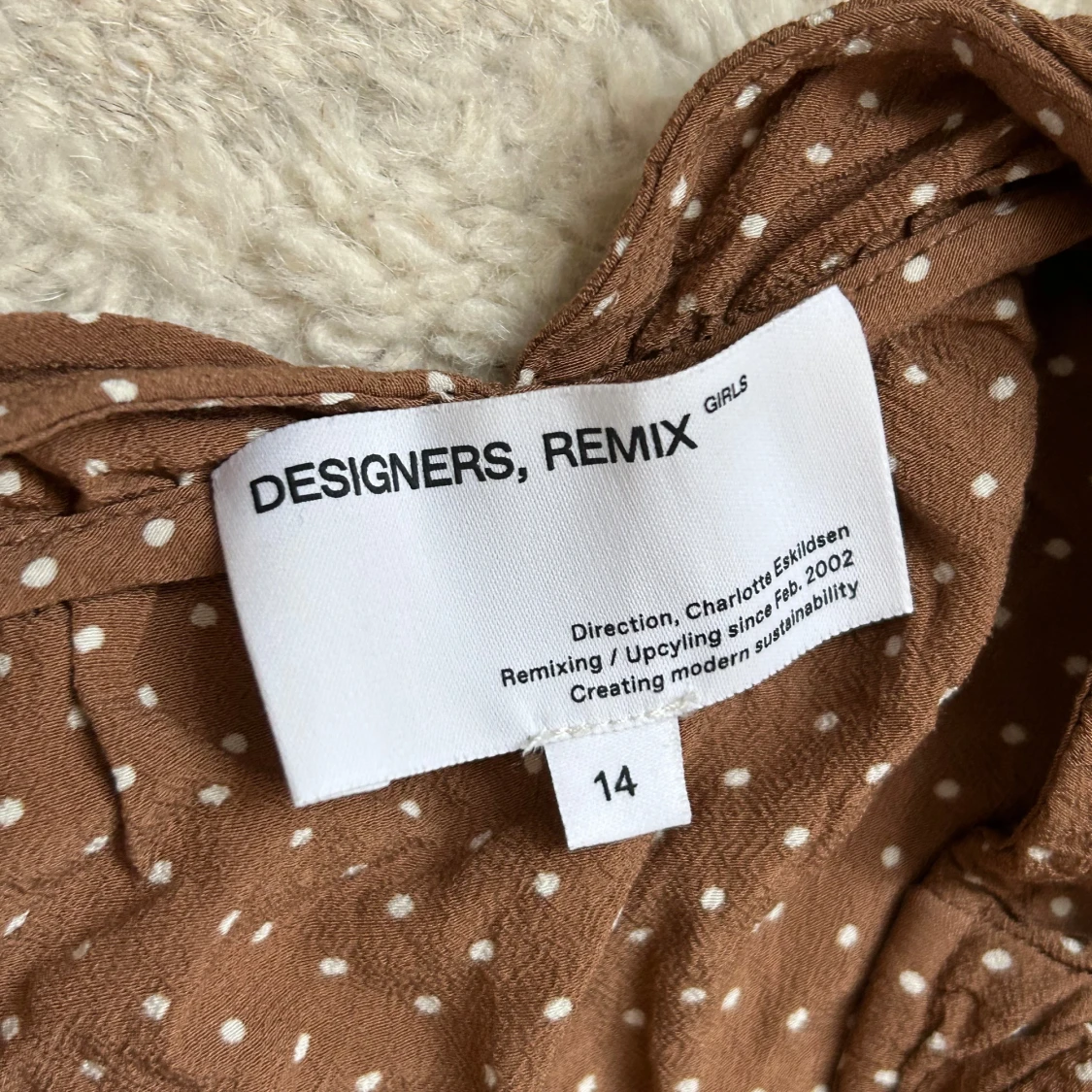 Brun prickig omlottklänning med volang   - 3